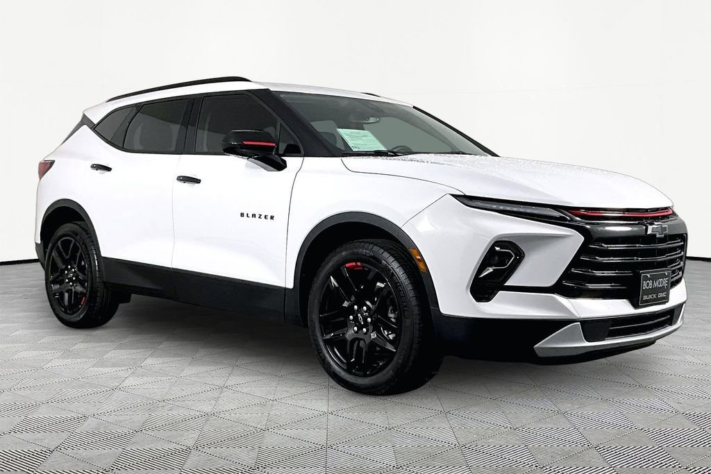 Used 2025 Chevrolet Blazer LT w/ Redline Edition FWD image 3