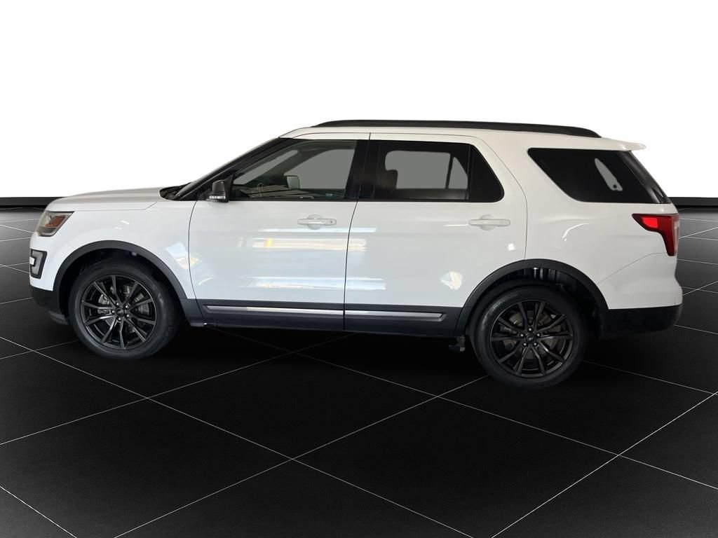 Used 2017 Ford Explorer XLT w/ Equipment Group 202A AWD/4WD image 2