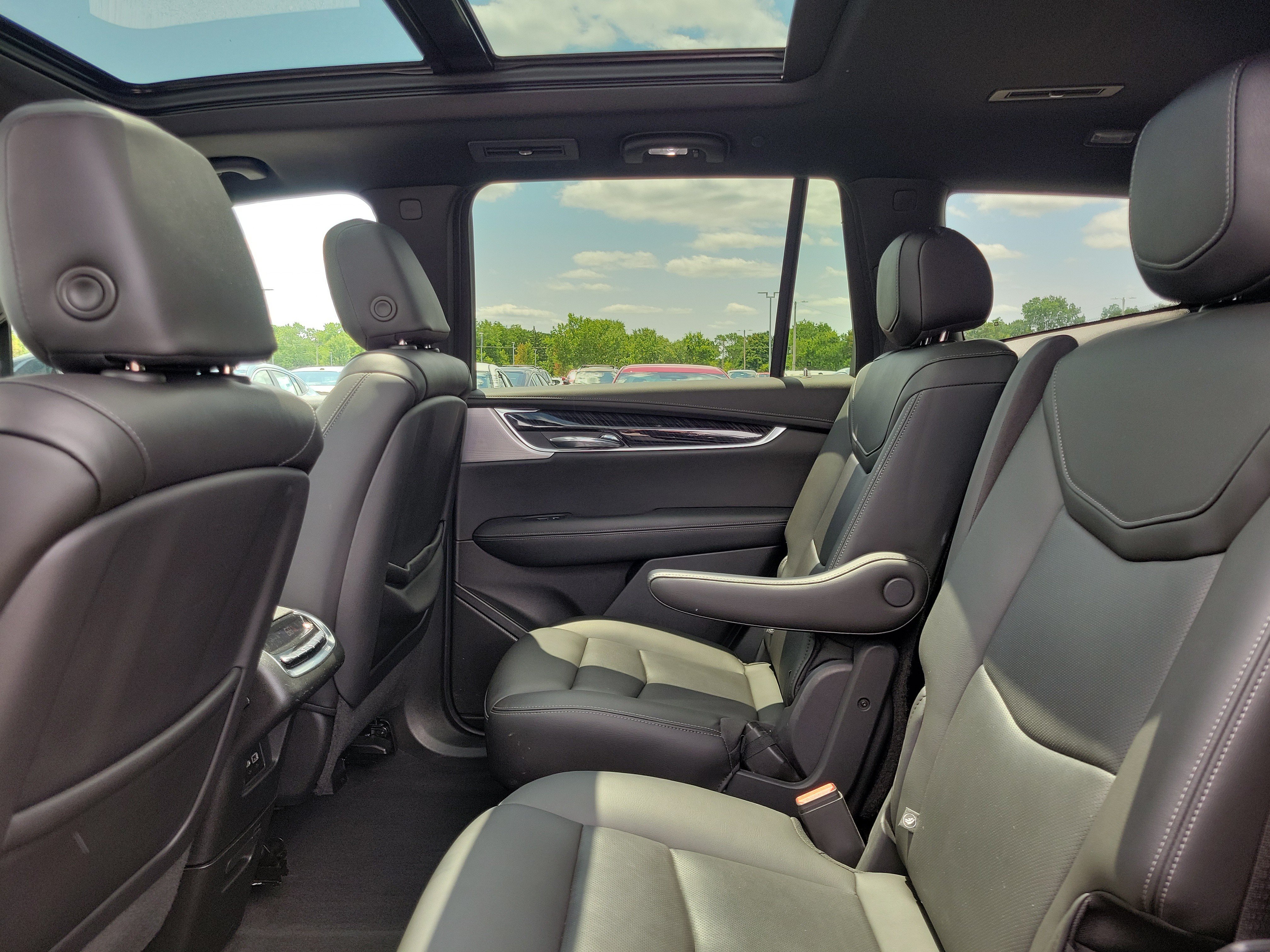 Used 2022 Cadillac XT6 Premium Luxury w/ Technology Package AWD/4WD image 11