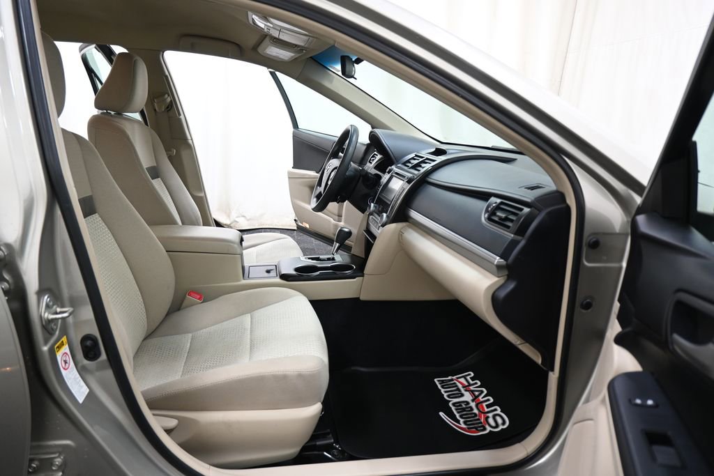 Used 2014 Toyota Camry LE FWD image 9