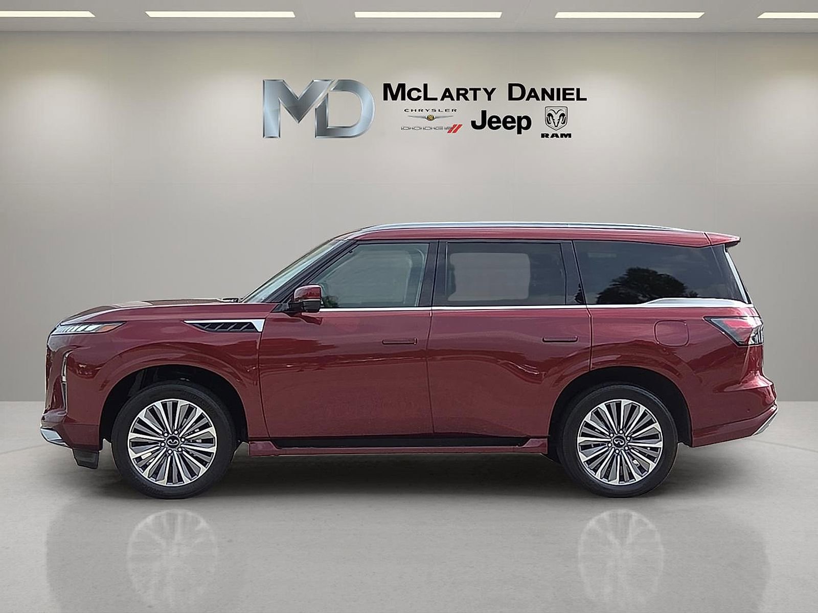 Used 2025 INFINITI QX80 Sensory AWD/4WD image 3