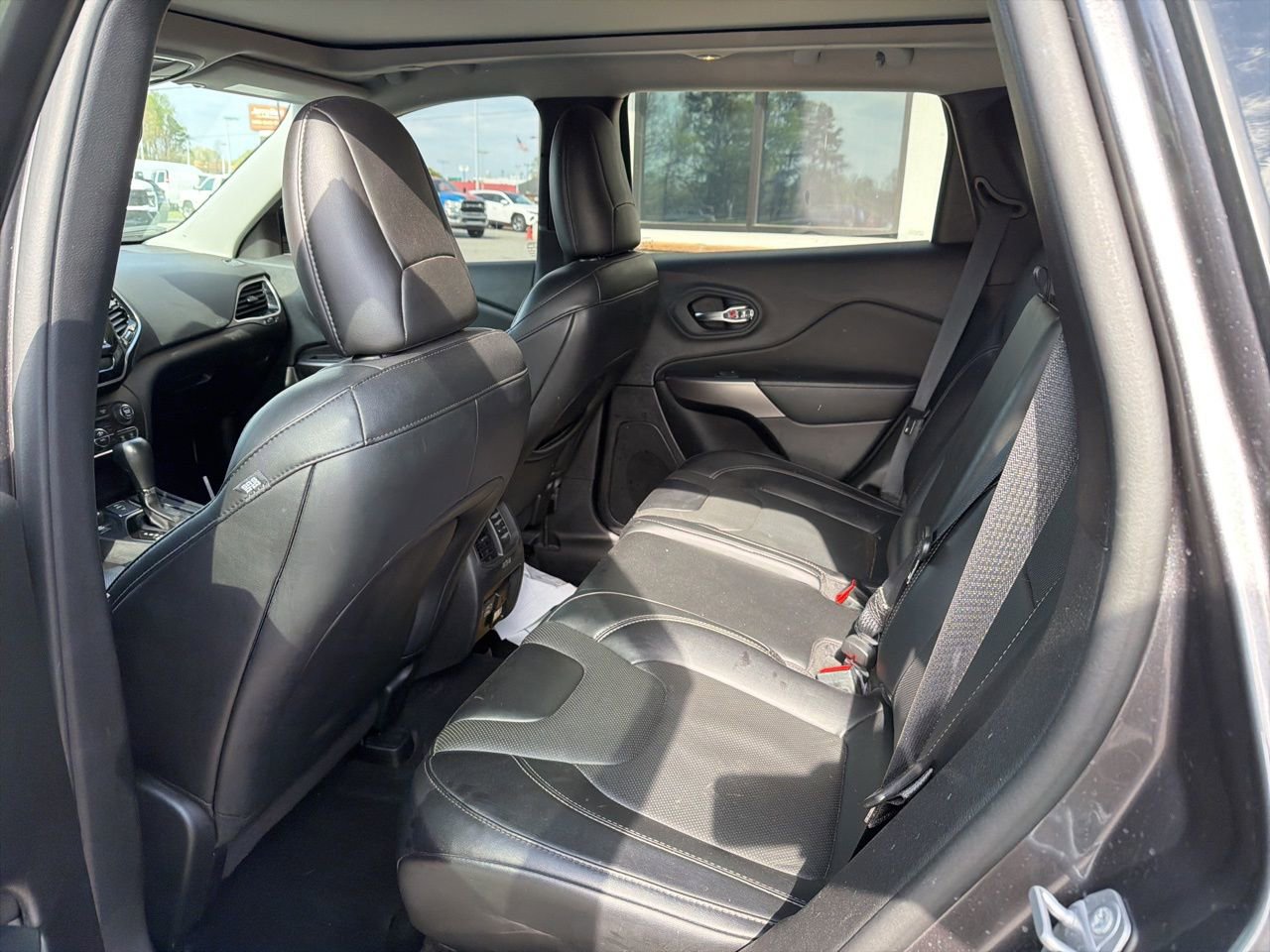 Used 2022 Jeep Cherokee Limited w/ Mopar Interior Package image 5