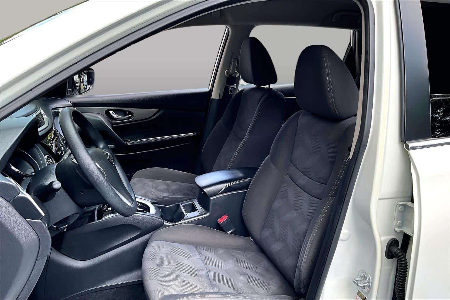 Used 2016 Nissan Rogue SV FWD image 8