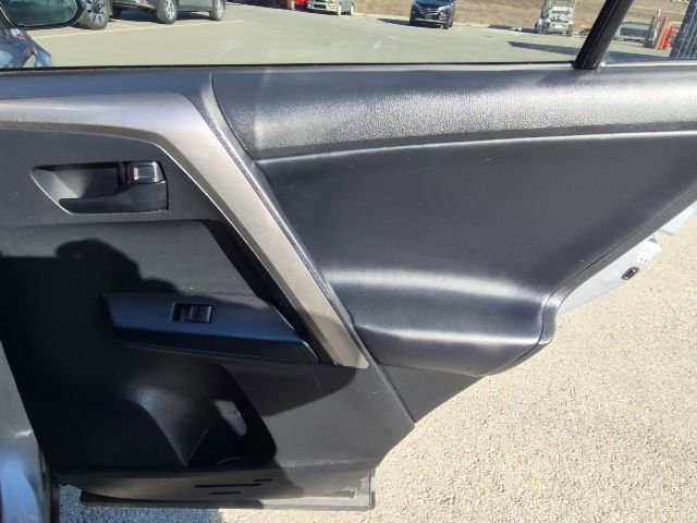 Used 2018 Toyota RAV4 LE image 15