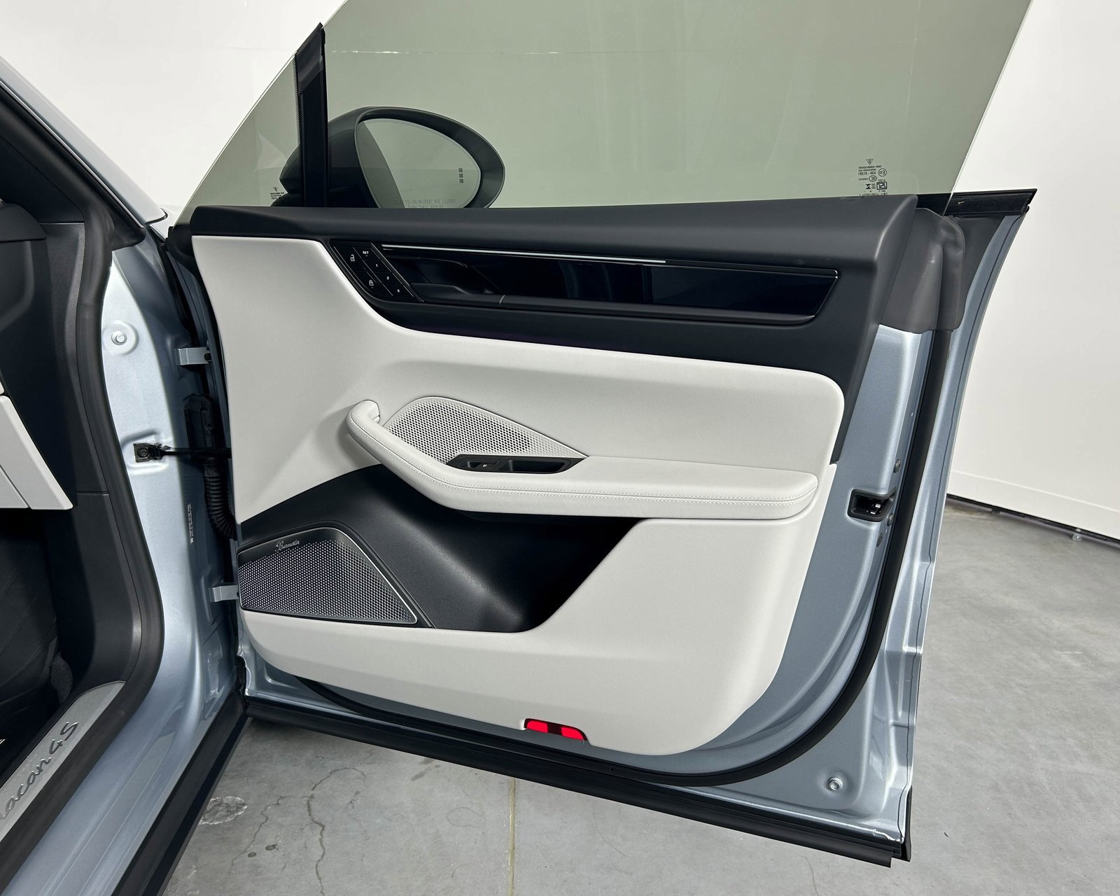 Used 2025 Porsche Macan 4S Electric image 28