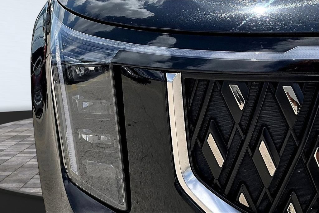 Used 2025 Kia Carnival FWD image 32