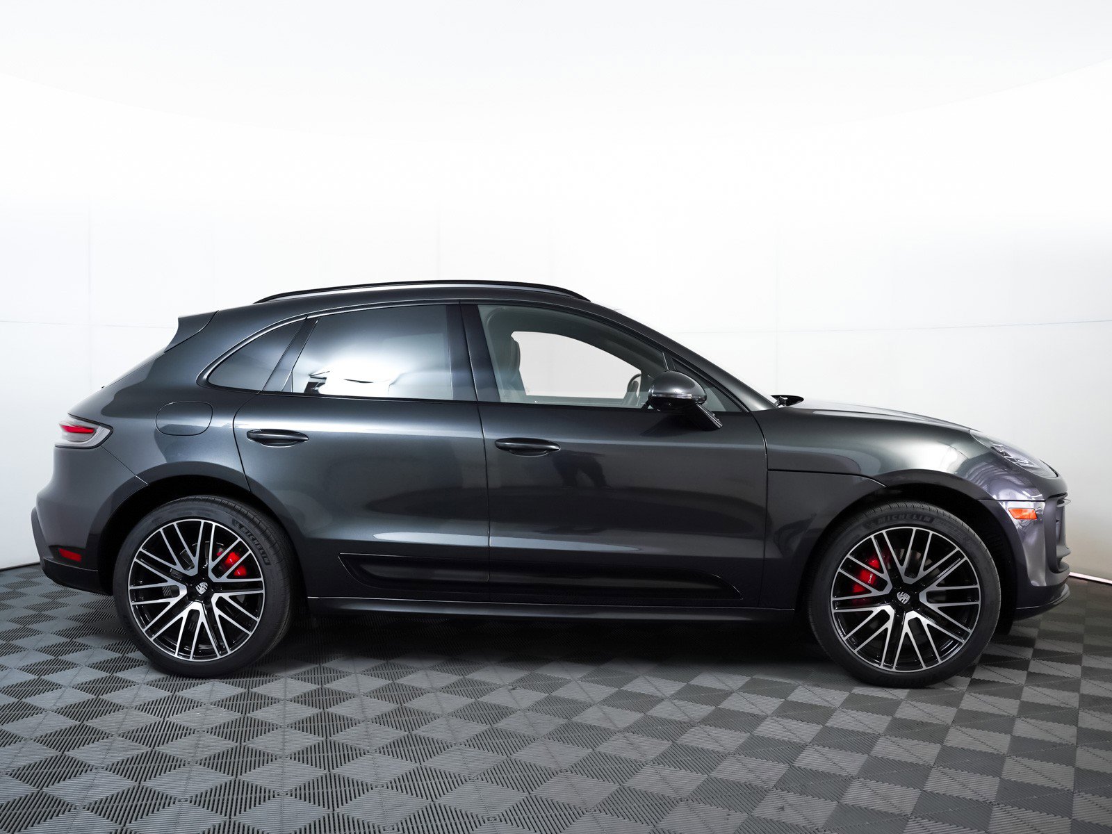 Certified 2025 Porsche Macan S image 9