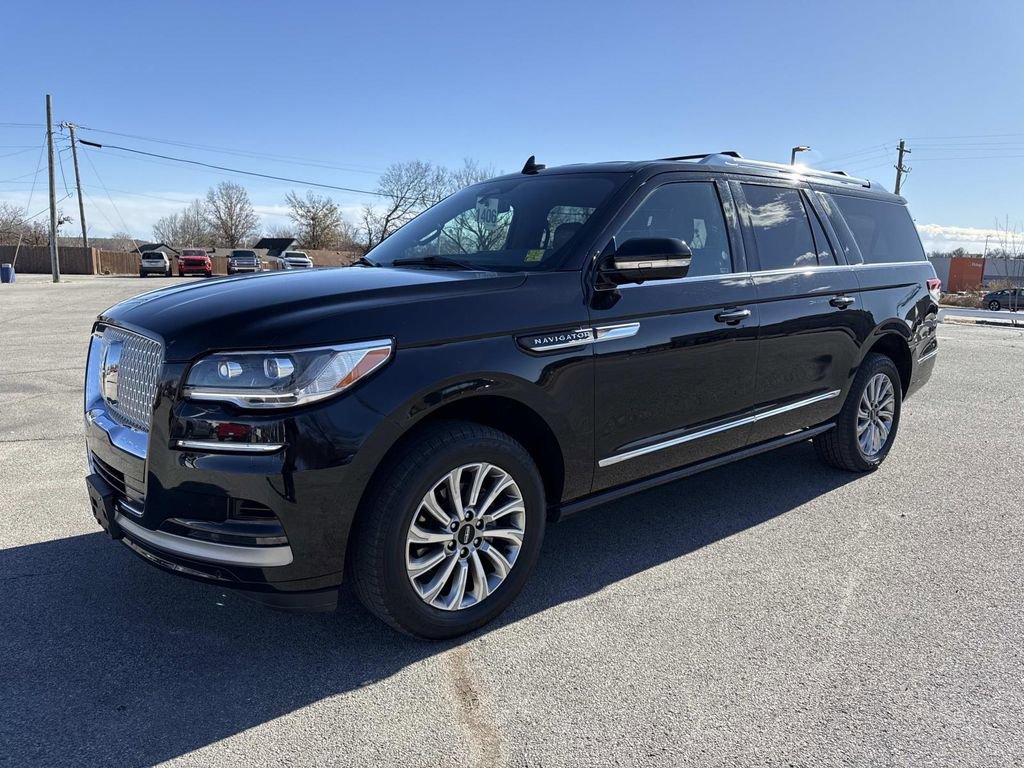 Used 2024 Lincoln Navigator L 4WD image 2