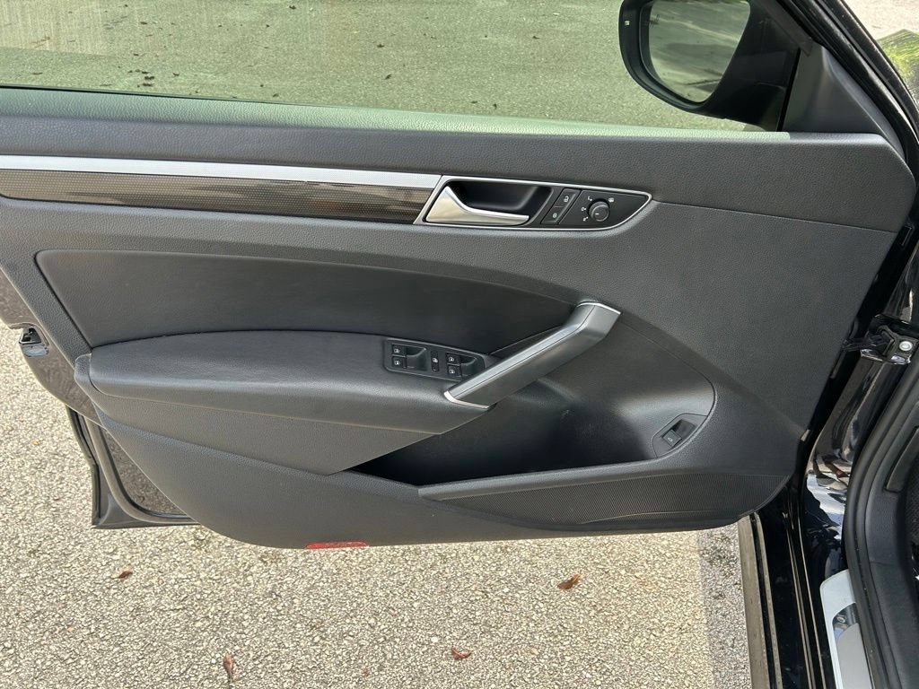 Used 2018 Volkswagen Passat 3.6 FWD image 17