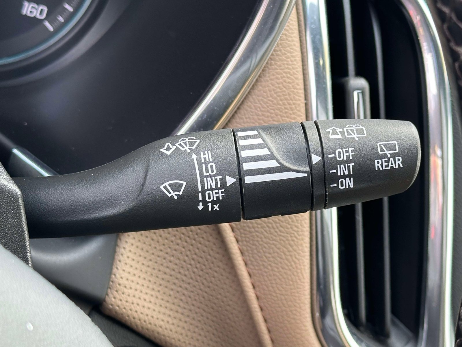 Used 2023 Chevrolet Equinox Premier FWD image 27