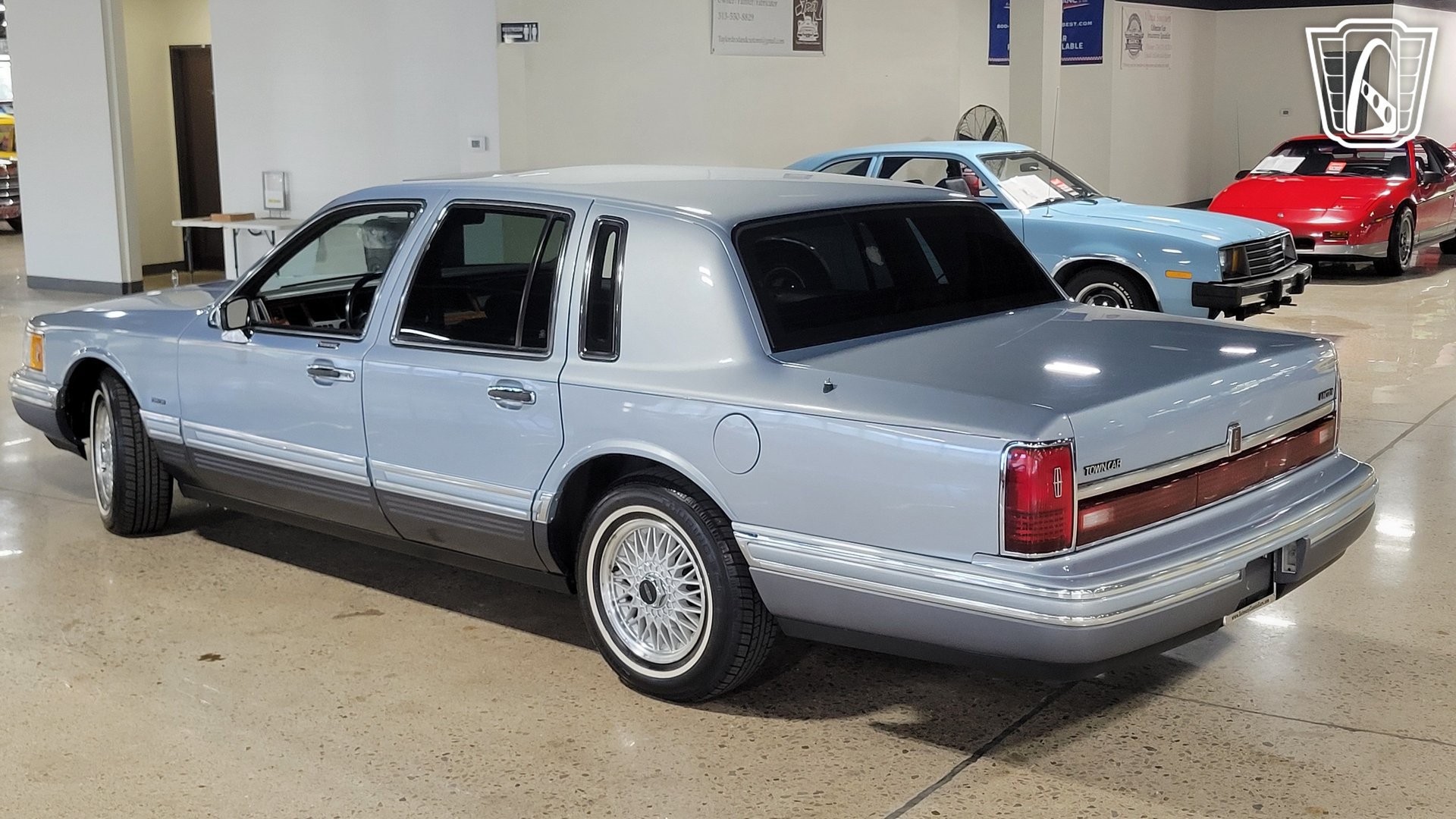 Used 1993 Lincoln Town Car Signature RWD image 29