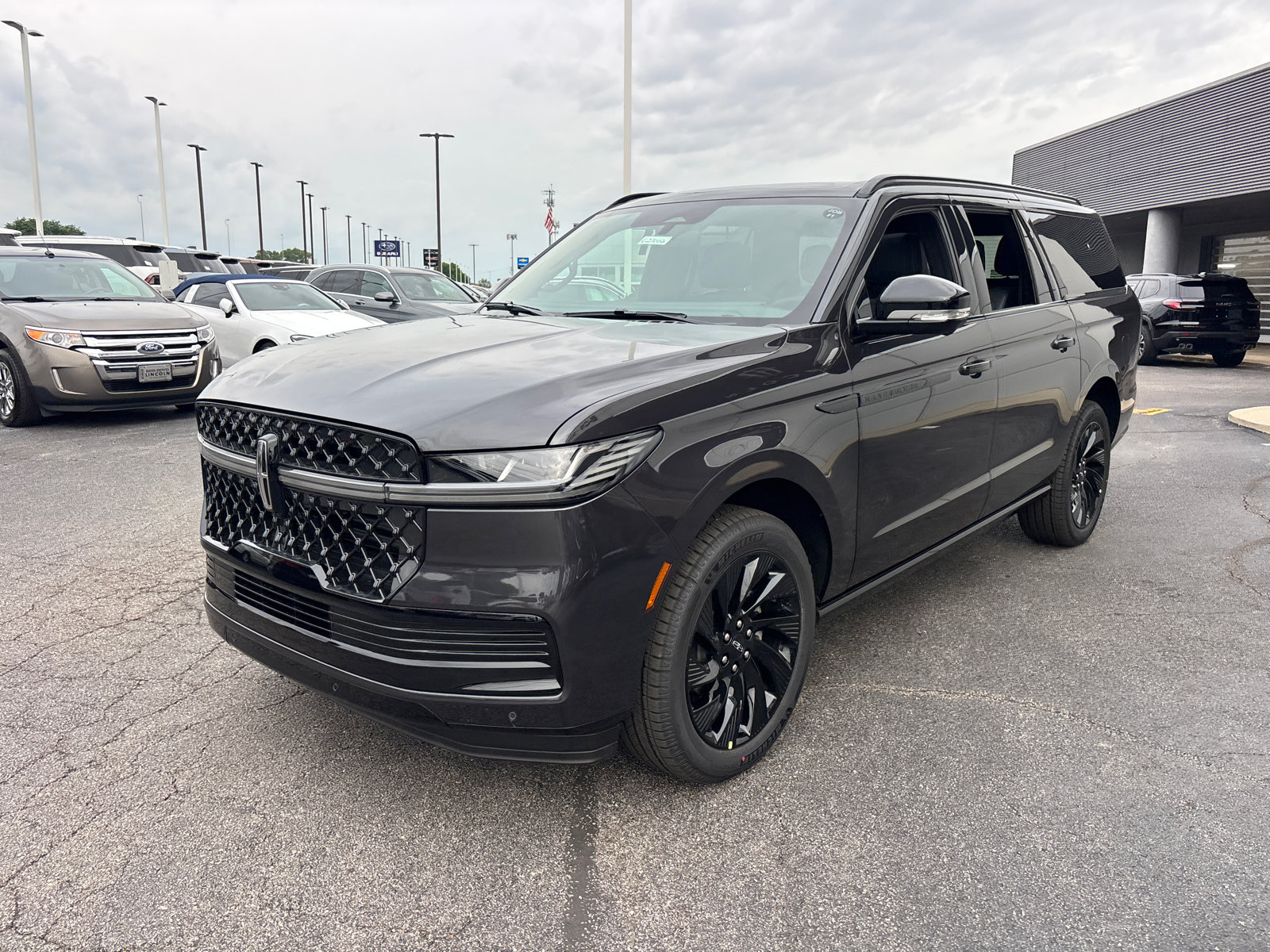 New 2027 Lincoln Navigator L Reserve w/ Jet Appearance Package AWD/4WD image 3
