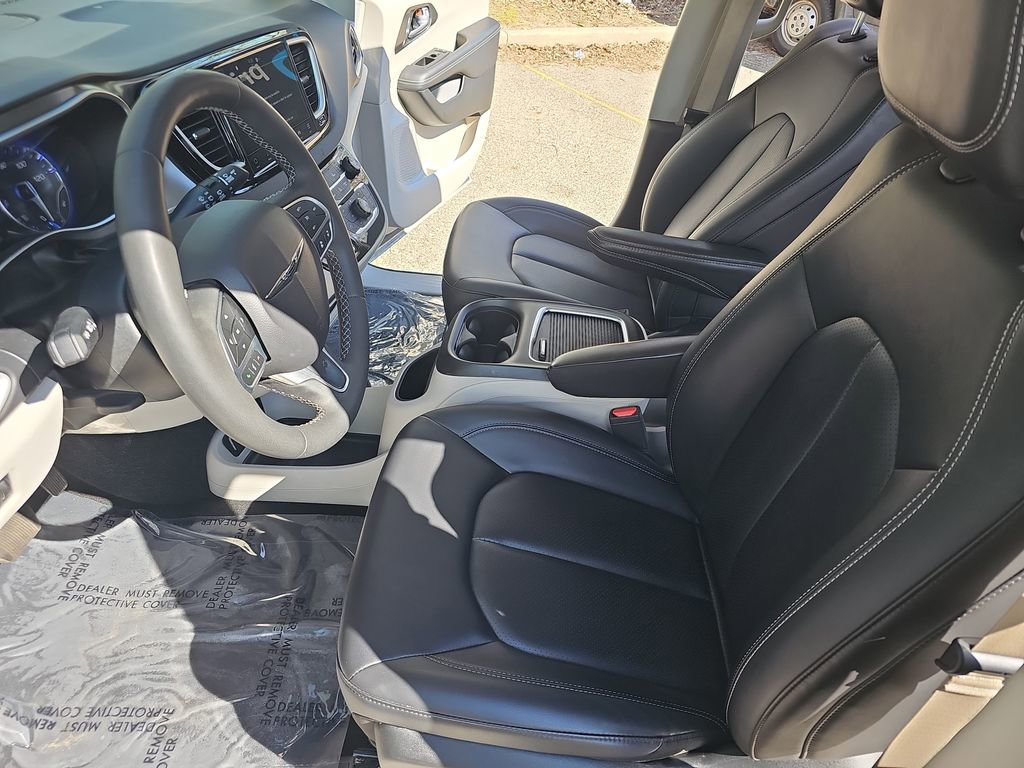 Certified 2024 Chrysler Pacifica Touring-L FWD image 19