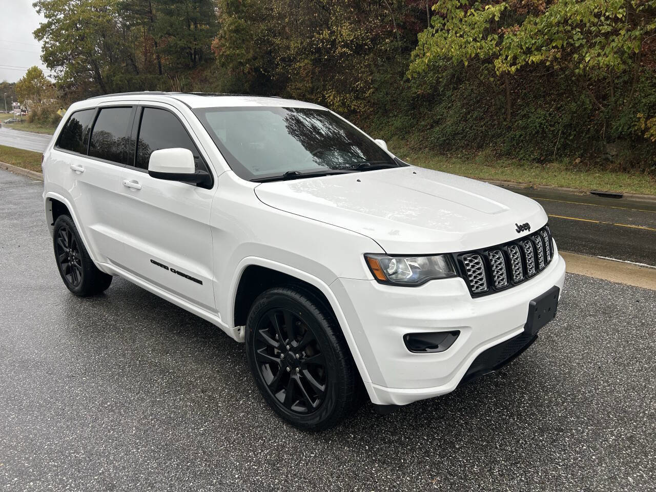 Used 2017 Jeep Grand Cherokee Altitude image 12