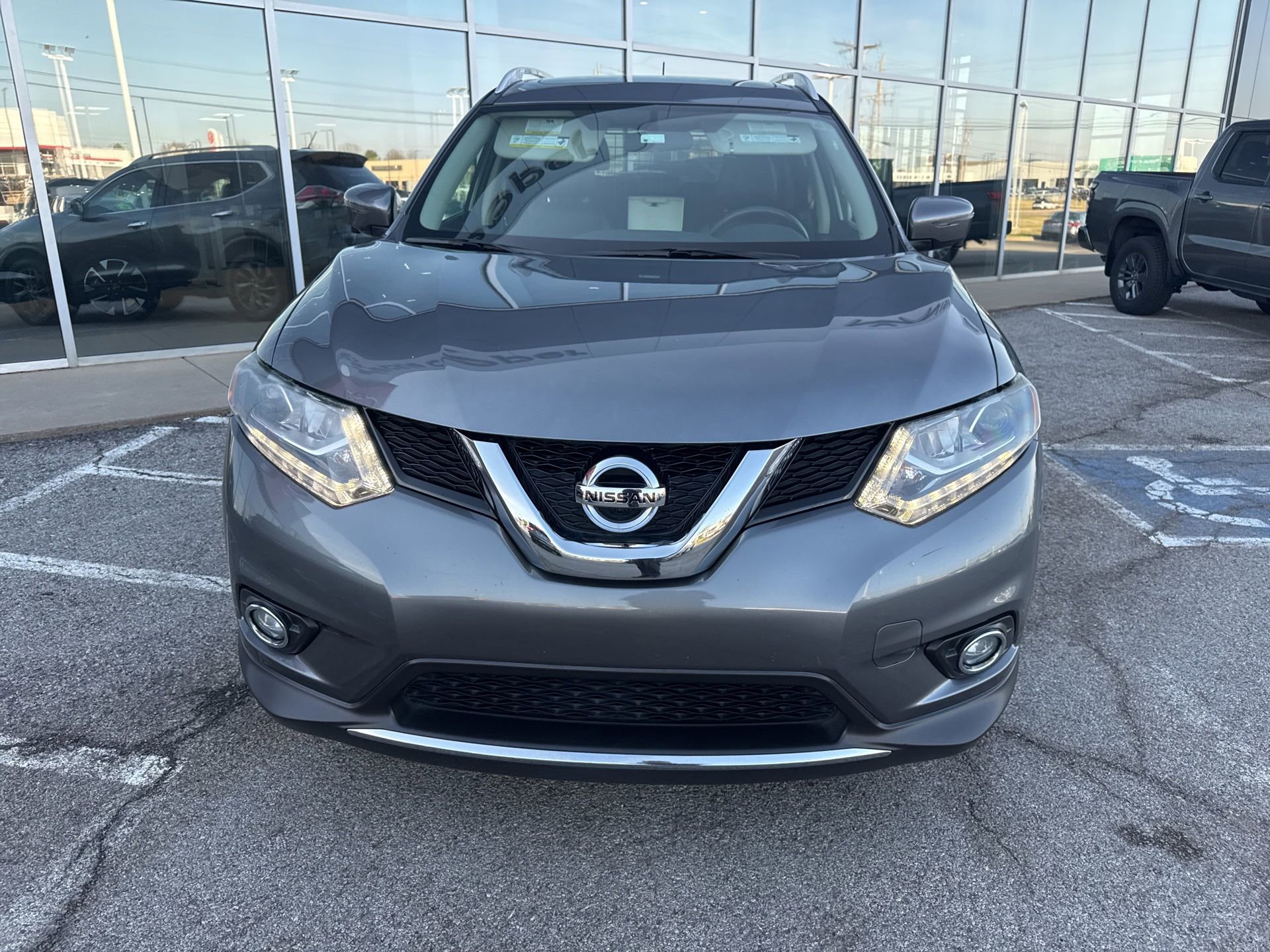 Used 2016 Nissan Rogue SL w/ SL Premium Package image 2