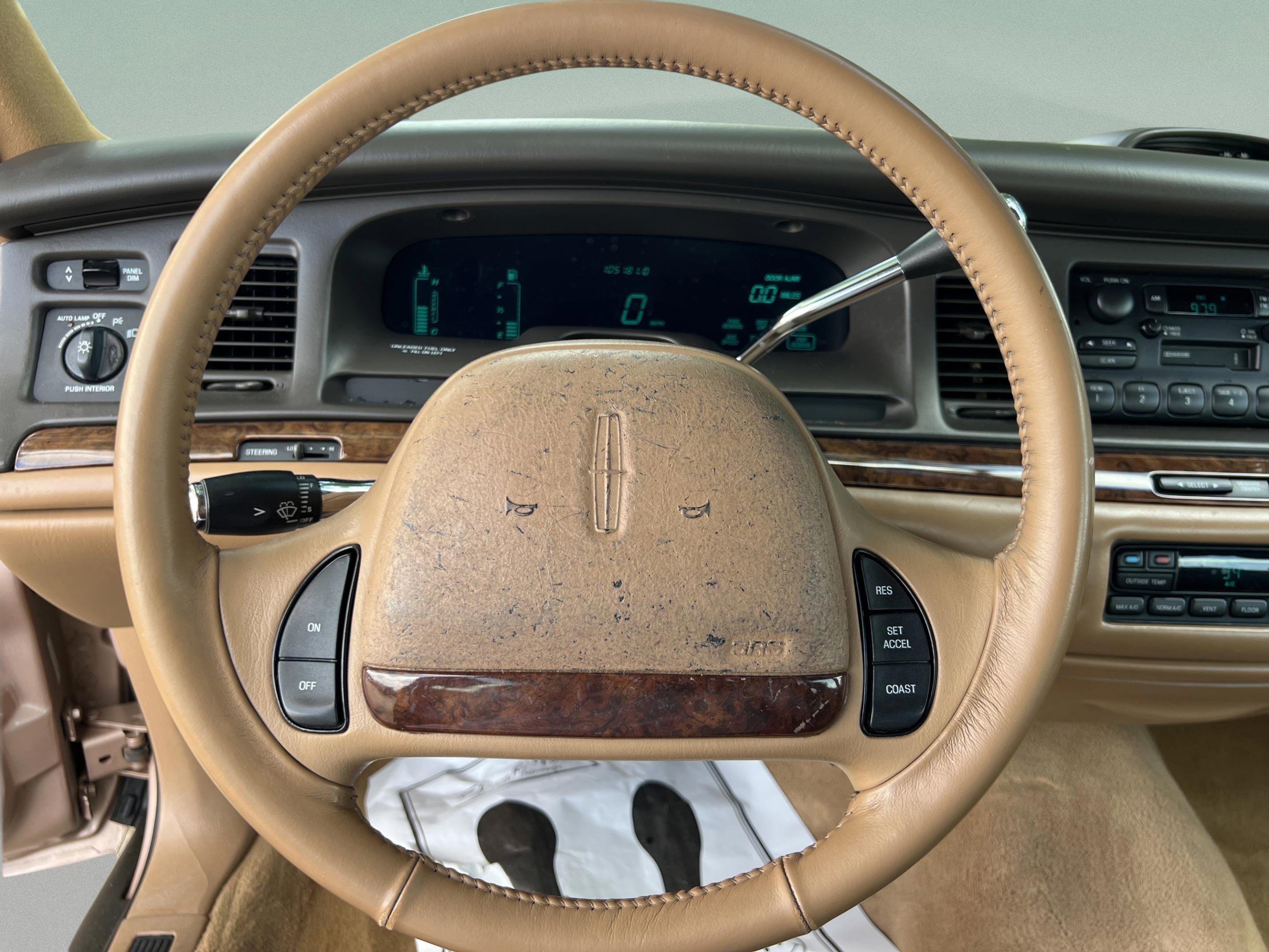 Used 1996 Lincoln Town Car Executive RWD image 10