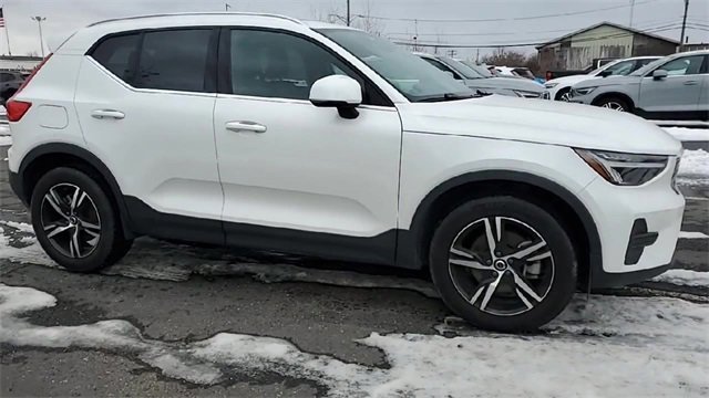 Used 2025 Volvo XC40 B5 Core image 9