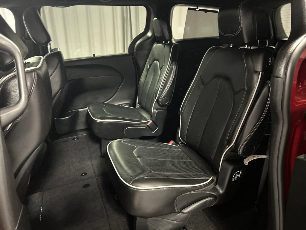 Used 2025 Chrysler Pacifica Limited FWD image 24