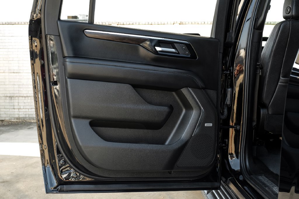 Used 2025 Chevrolet Suburban LT w/ Comfort Package RWD image 50