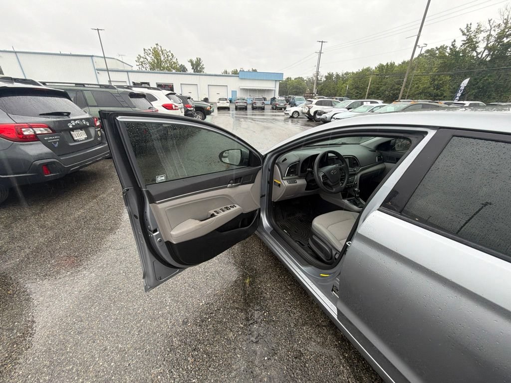 Used 2017 Hyundai Elantra SE FWD image 11