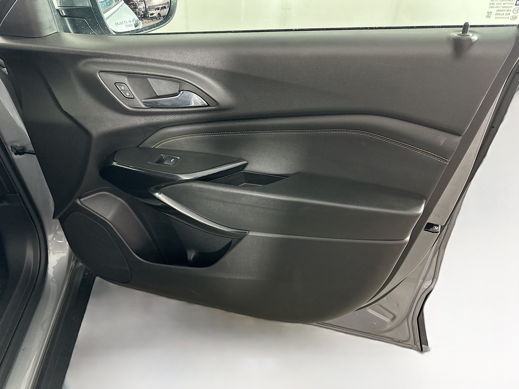 Used 2025 Chevrolet Trax LT FWD image 29