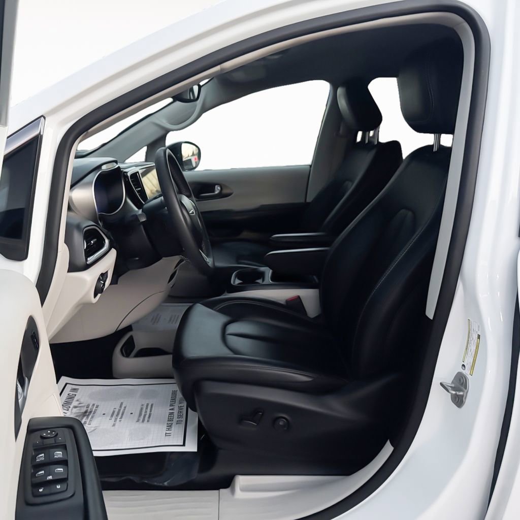 Used 2024 Chrysler Pacifica Touring-L image 12