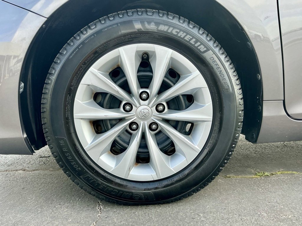 Used 2016 Toyota Camry LE image 21