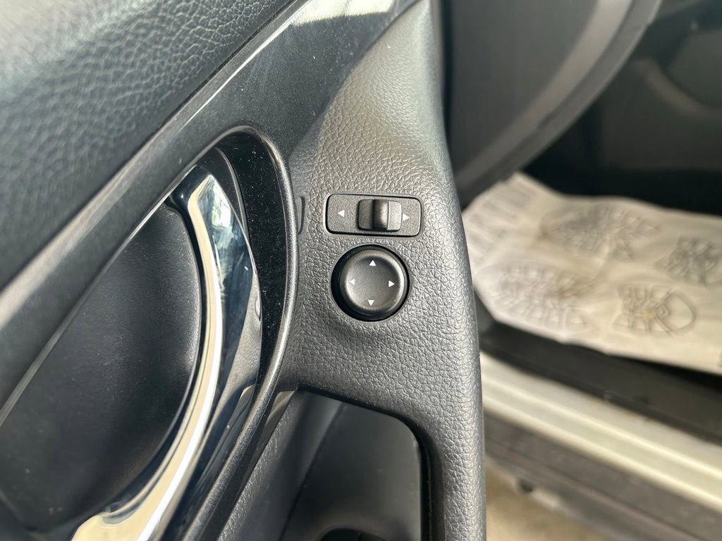 Used 2018 Nissan Rogue SV FWD image 36