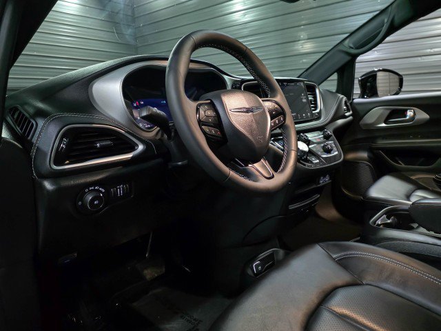 Used 2024 Chrysler Pacifica Limited image 10