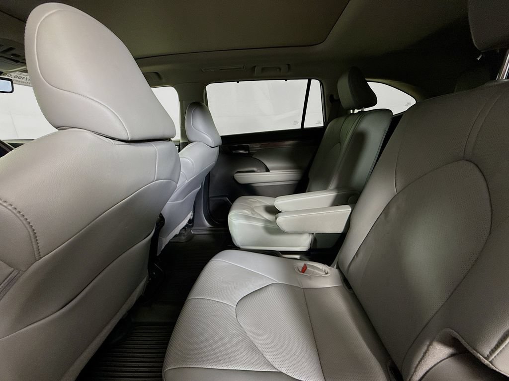 Certified 2025 Toyota Highlander Platinum AWD/4WD image 25