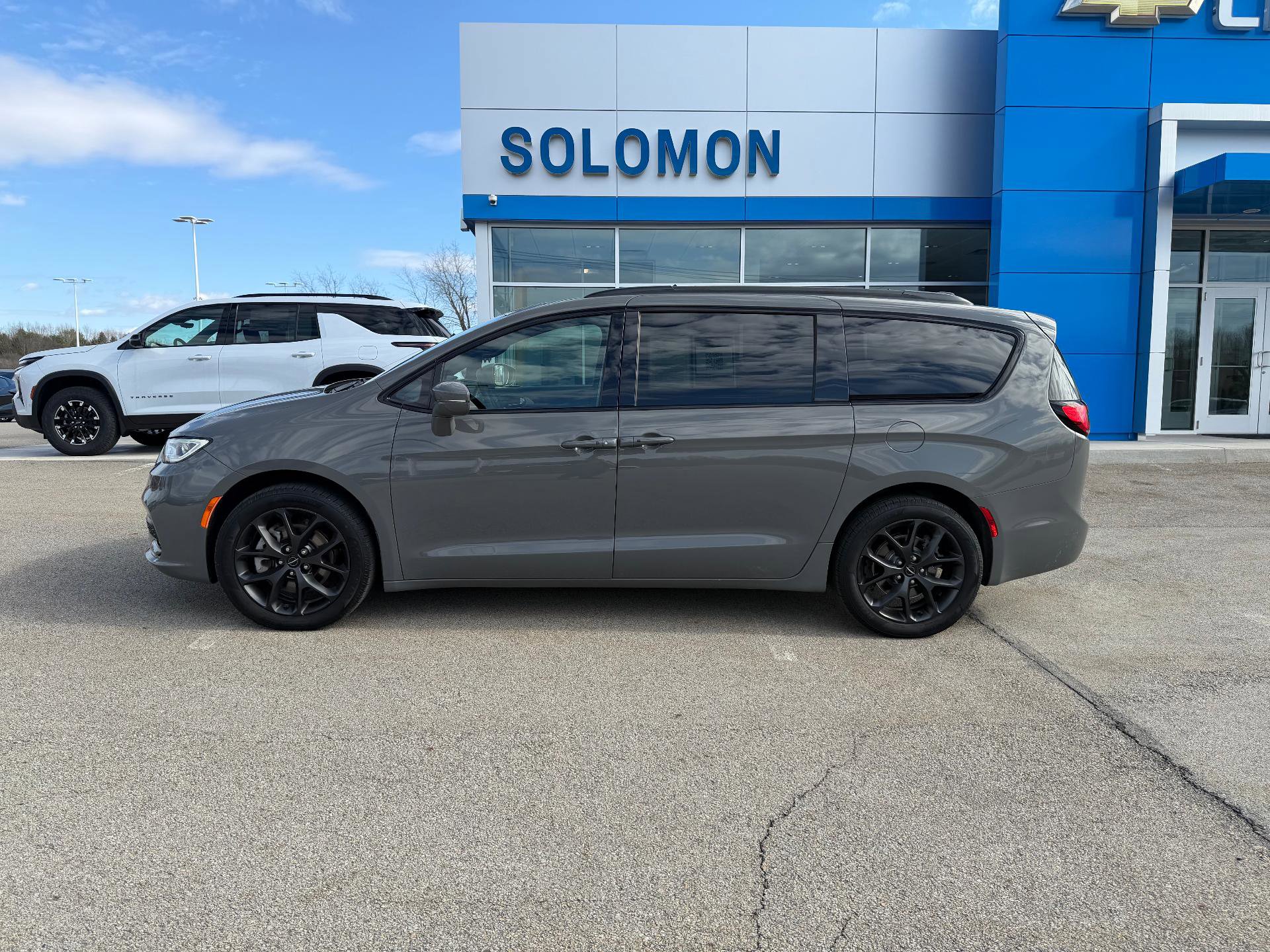 Used 2022 Chrysler Pacifica Touring-L w/ S Appearance Package image 3