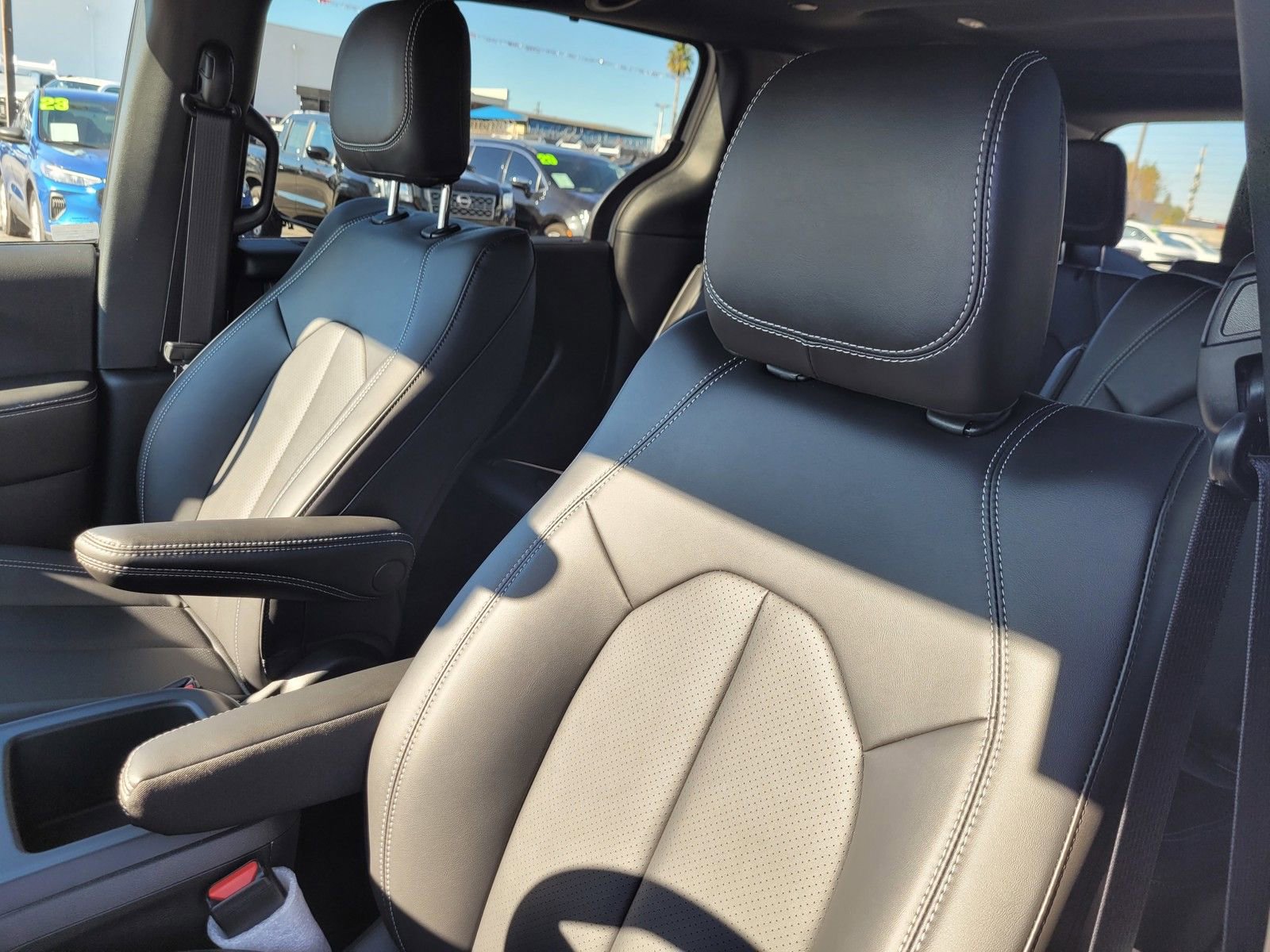 New 2026 Chrysler Pacifica Select image 13