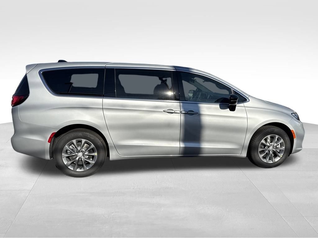 New 2026 Chrysler Pacifica Select image 10