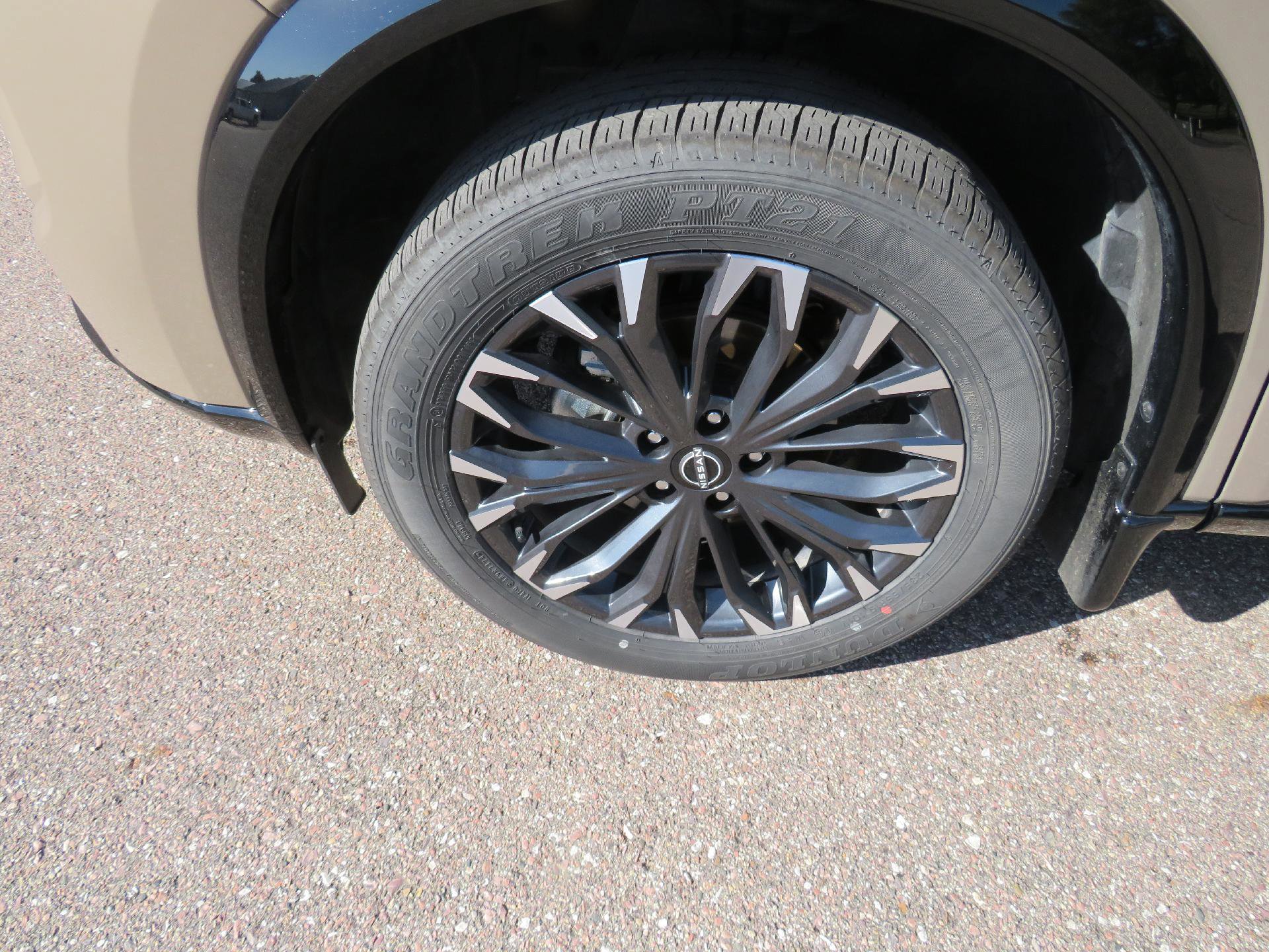 Used 2024 Nissan Rogue Platinum image 2