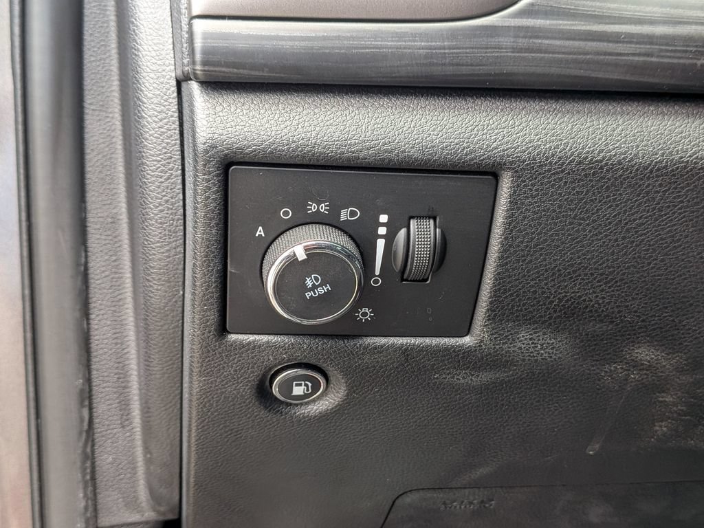 Used 2019 Jeep Grand Cherokee Altitude RWD image 17