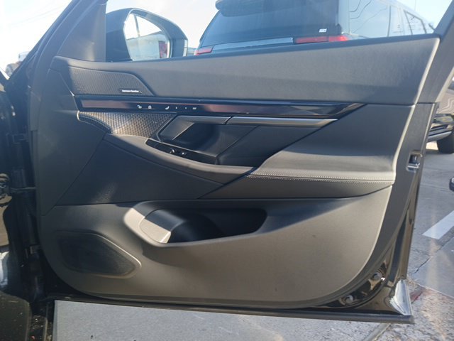 New 2027 BMW 550e xDrive AWD/4WD image 17