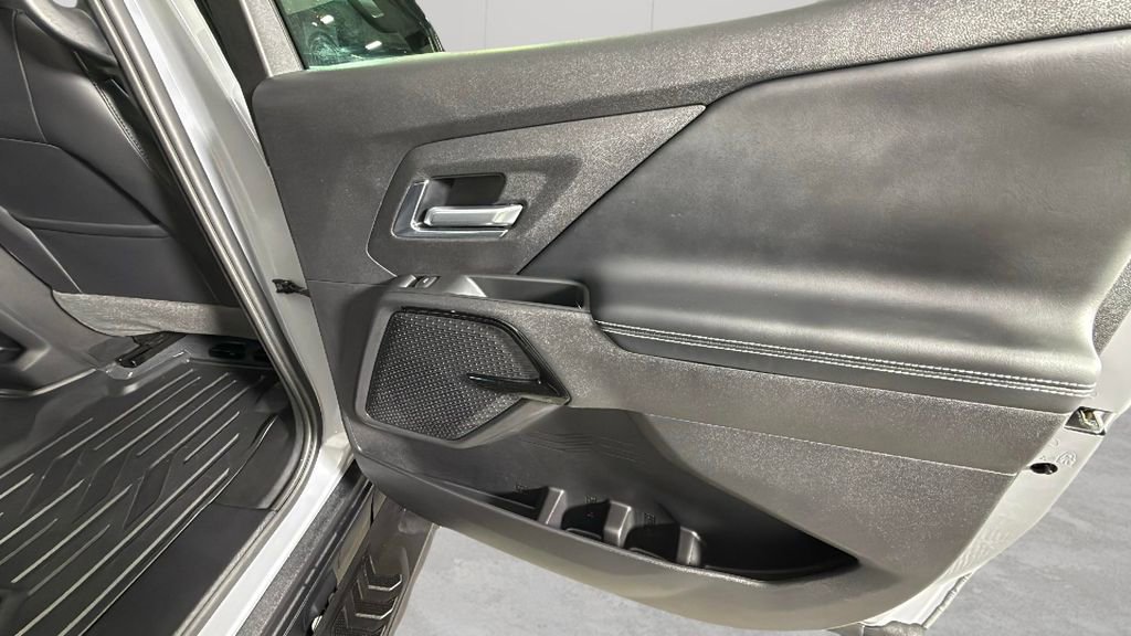 Certified 2025 Chevrolet Silverado EV LT image 33