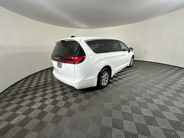 Used 2024 Chrysler Pacifica Touring-L FWD image 7