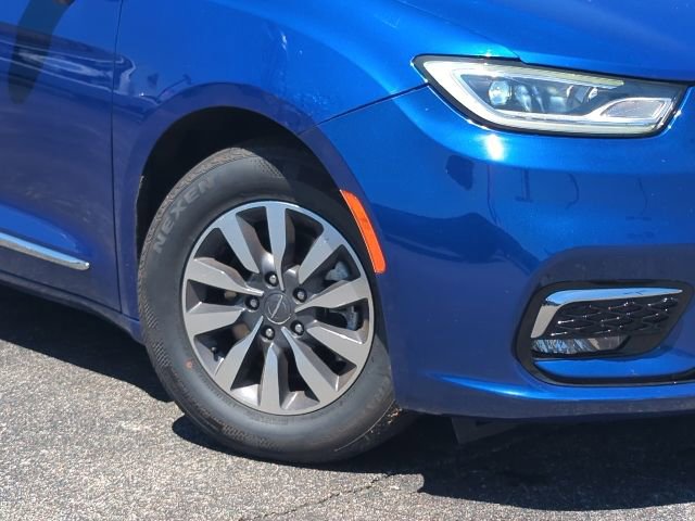 Used 2021 Chrysler Pacifica Limited FWD image 2