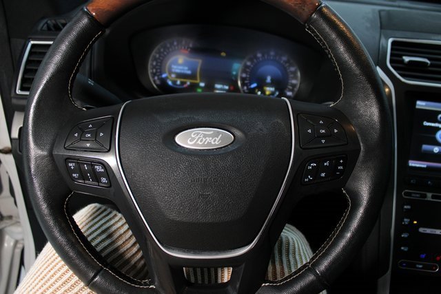 Used 2016 Ford Explorer Platinum image 25