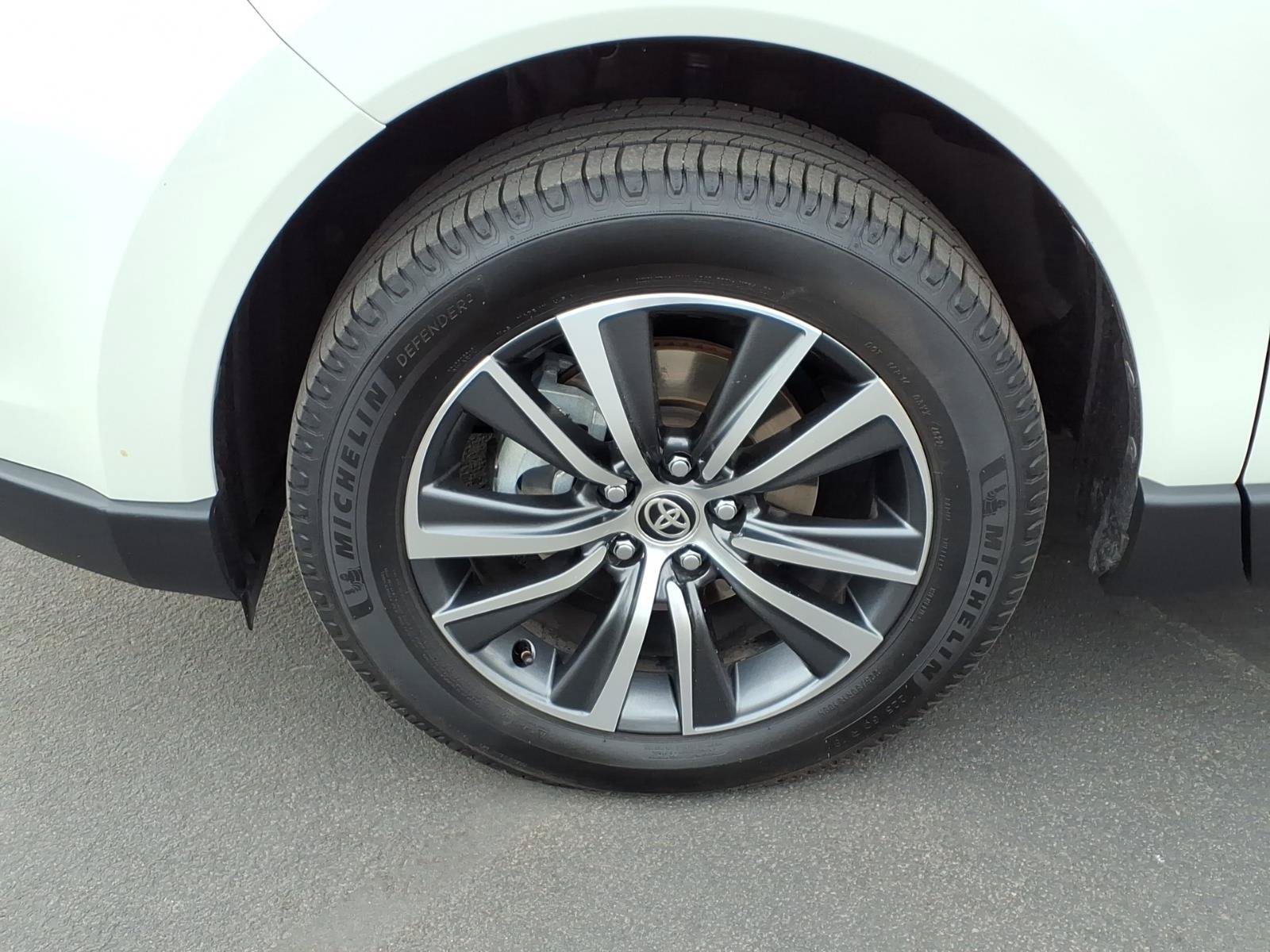 Certified 2021 Toyota Venza LE w/ Carpet Mat Package (TMS) AWD/4WD image 9