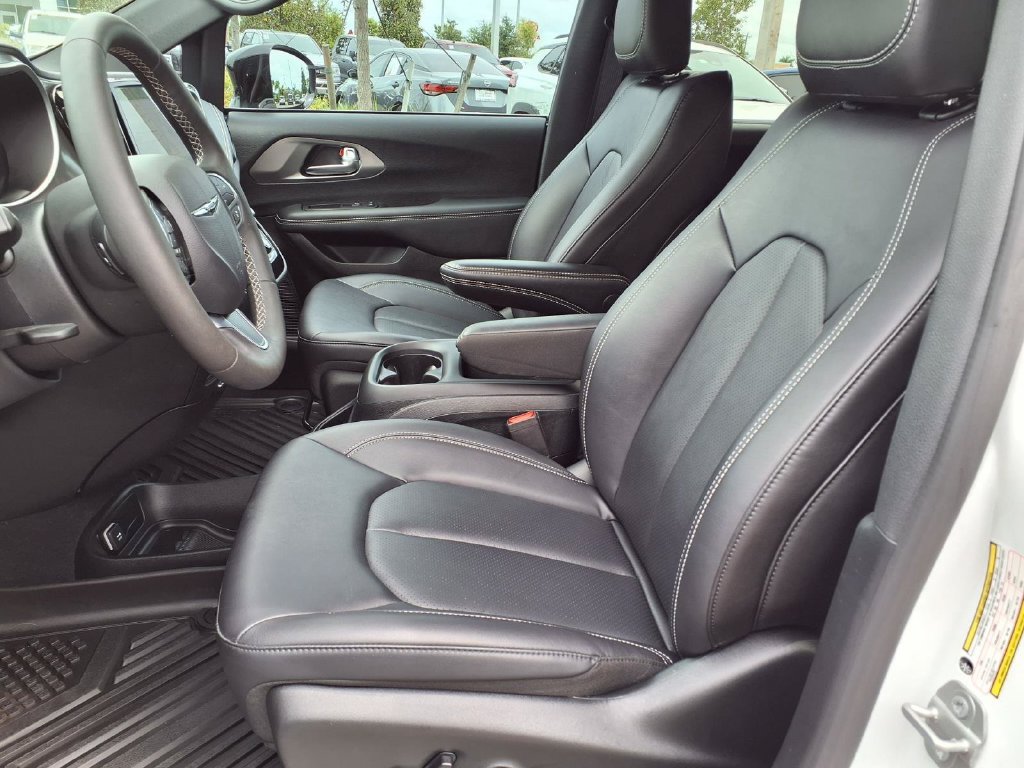 Used 2026 Chrysler Pacifica Select FWD image 24