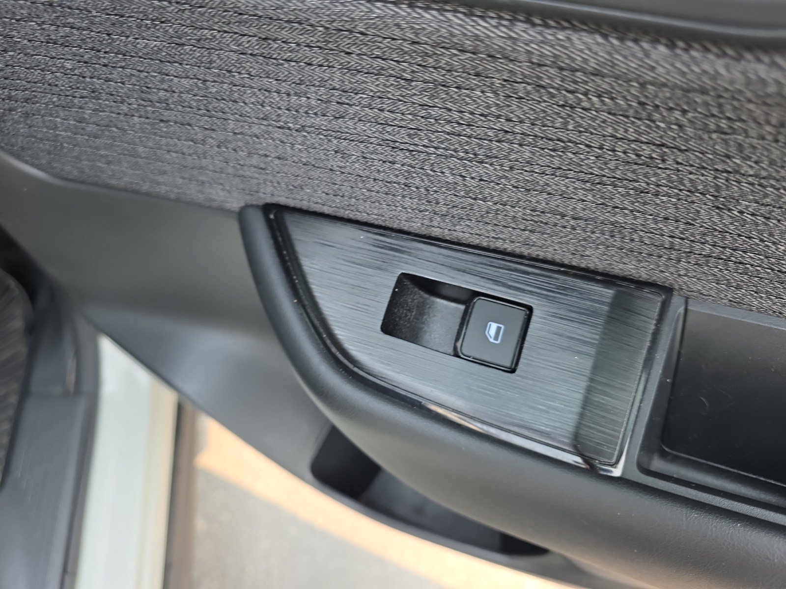 Used 2023 Nissan Rogue S AWD/4WD image 18