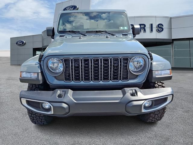 Used 2025 Jeep Gladiator Sport AWD/4WD image 2