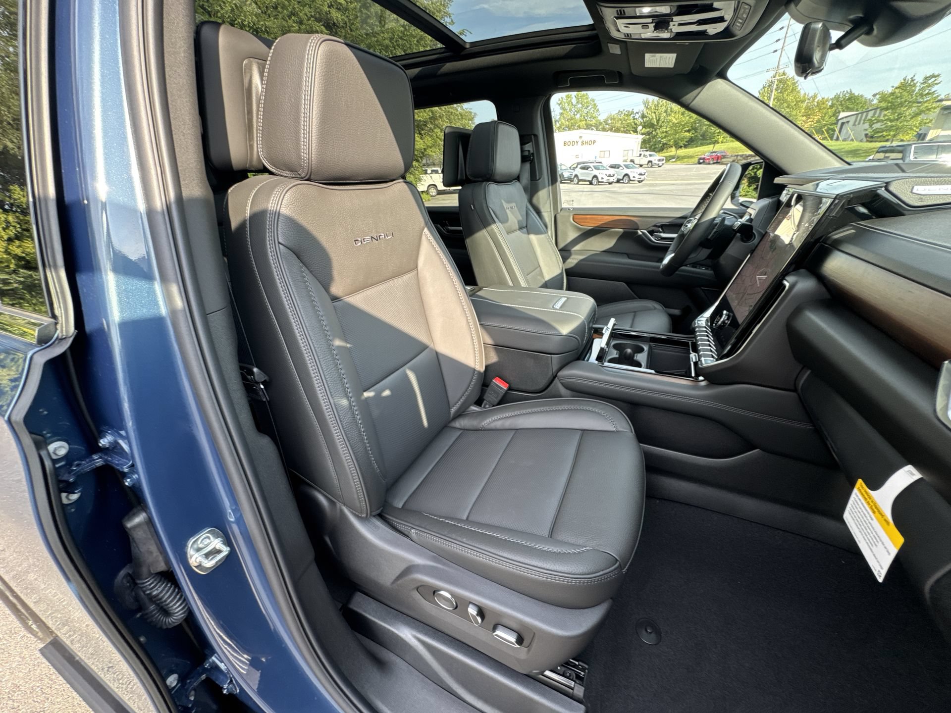 New 2026 GMC Yukon Denali w/ Denali Reserve Package AWD/4WD image 27