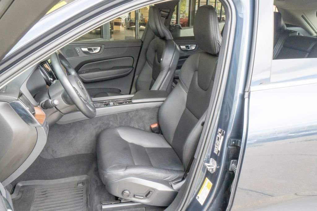 Used 2021 Volvo XC60 T5 Momentum w/ Climate Package image 8