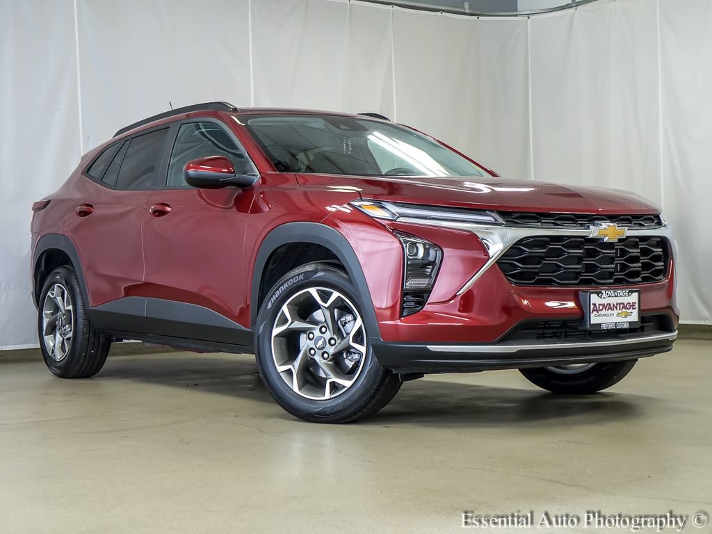 Used 2025 Chevrolet Trax LT w/ Driver Confidence Package FWD image 2