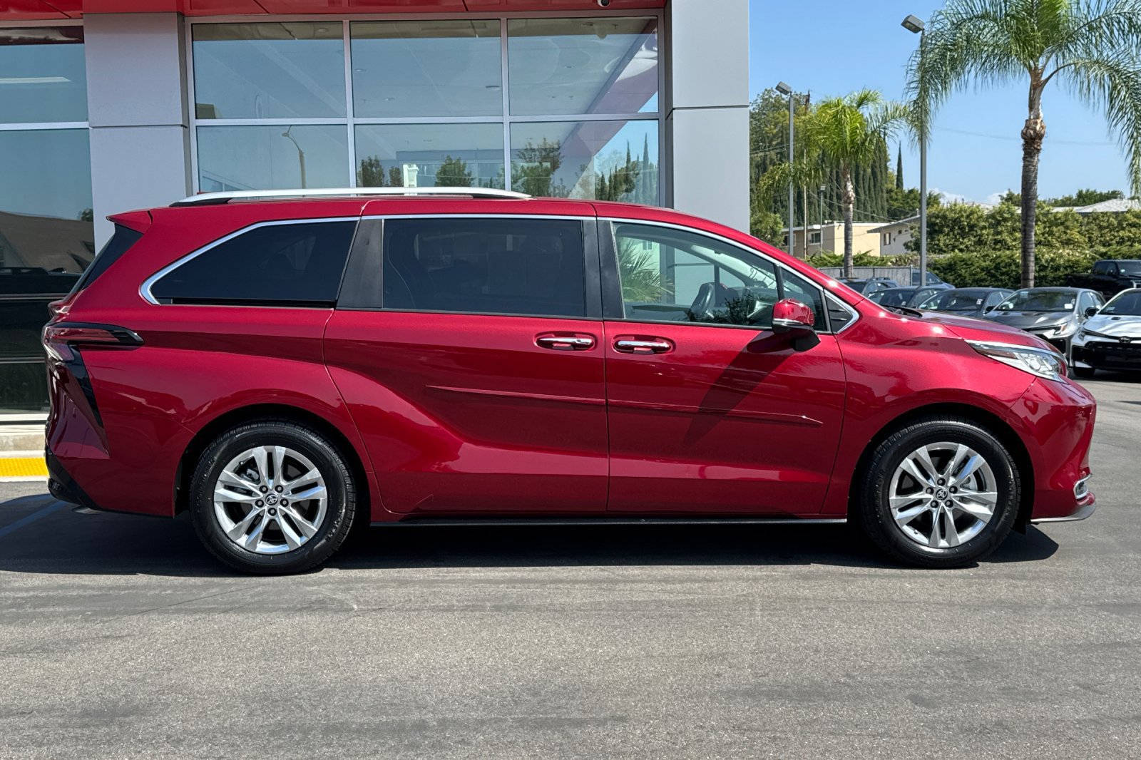 Certified 2024 Toyota Sienna Limited FWD image 4