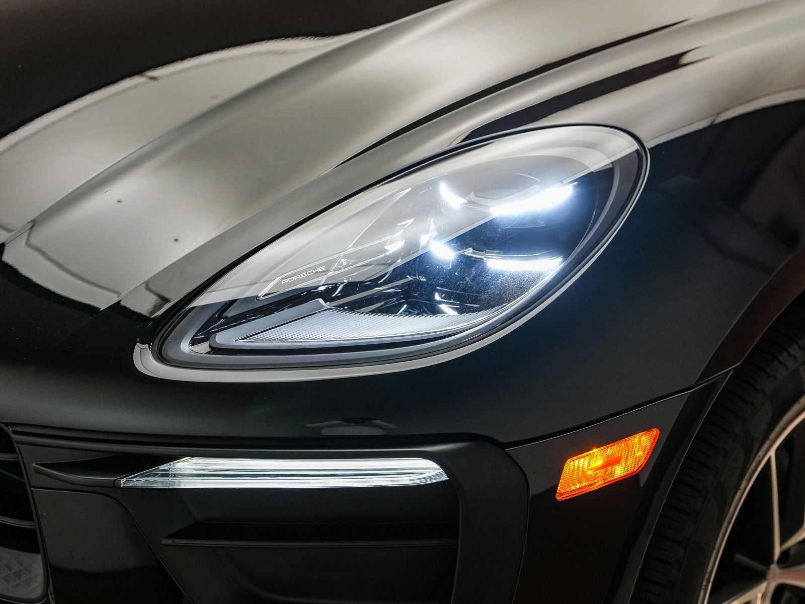 Certified 2024 Porsche Macan AWD/4WD image 10