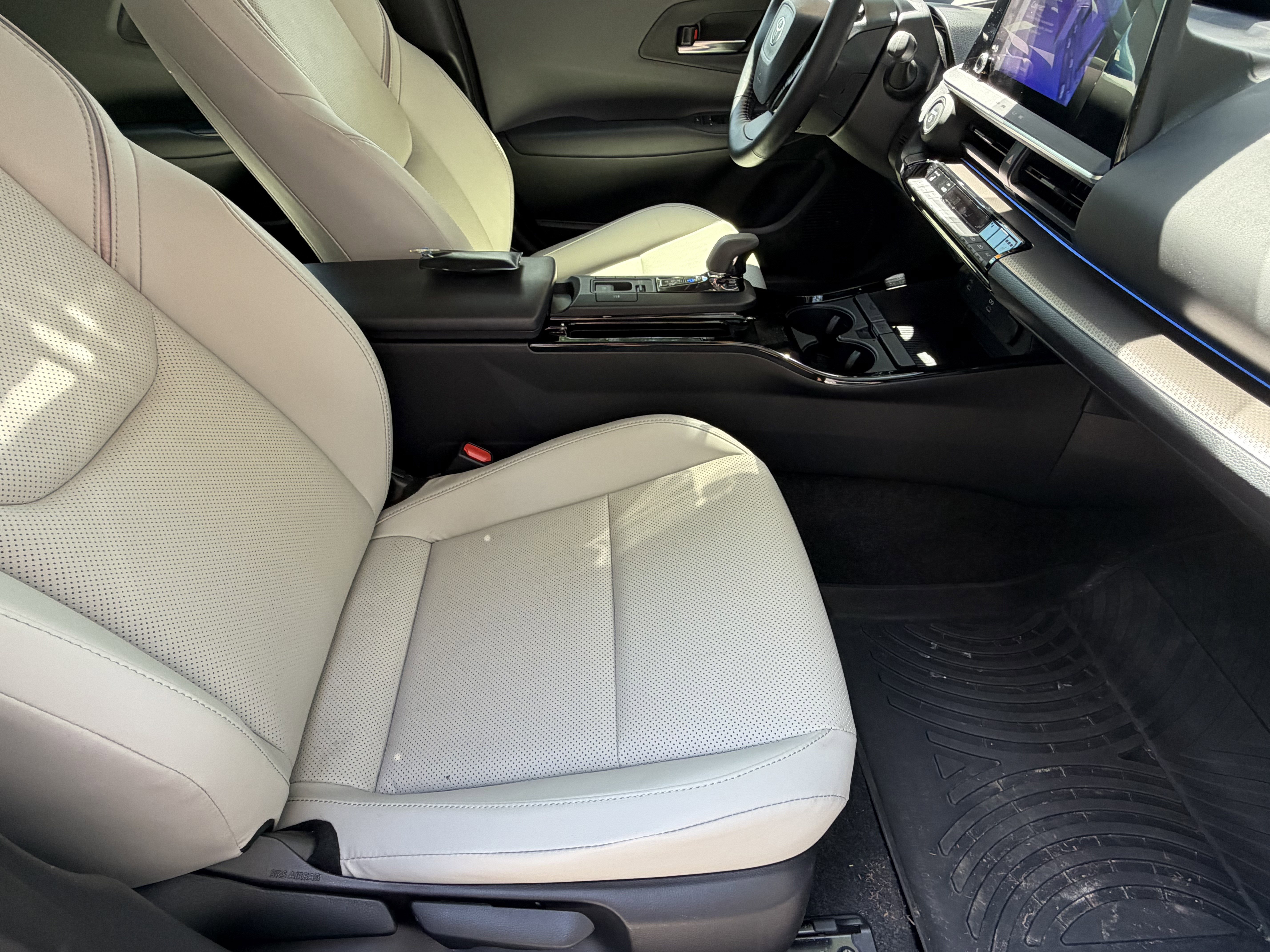 Used 2024 Toyota Prius XLE FWD image 42